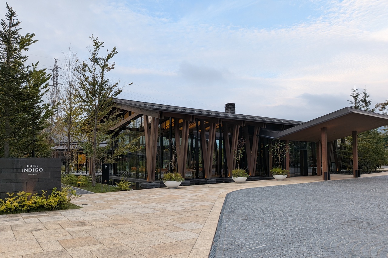 ホテルインディゴ軽井沢の木とガラスを融合させたロビー棟