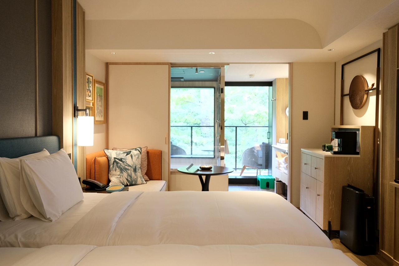 窓の向こうに広がる軽井沢らしい緑のグラデーション