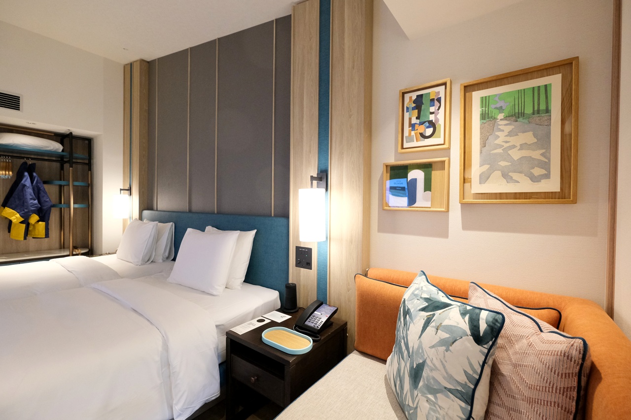 ホテルベッドとソファ